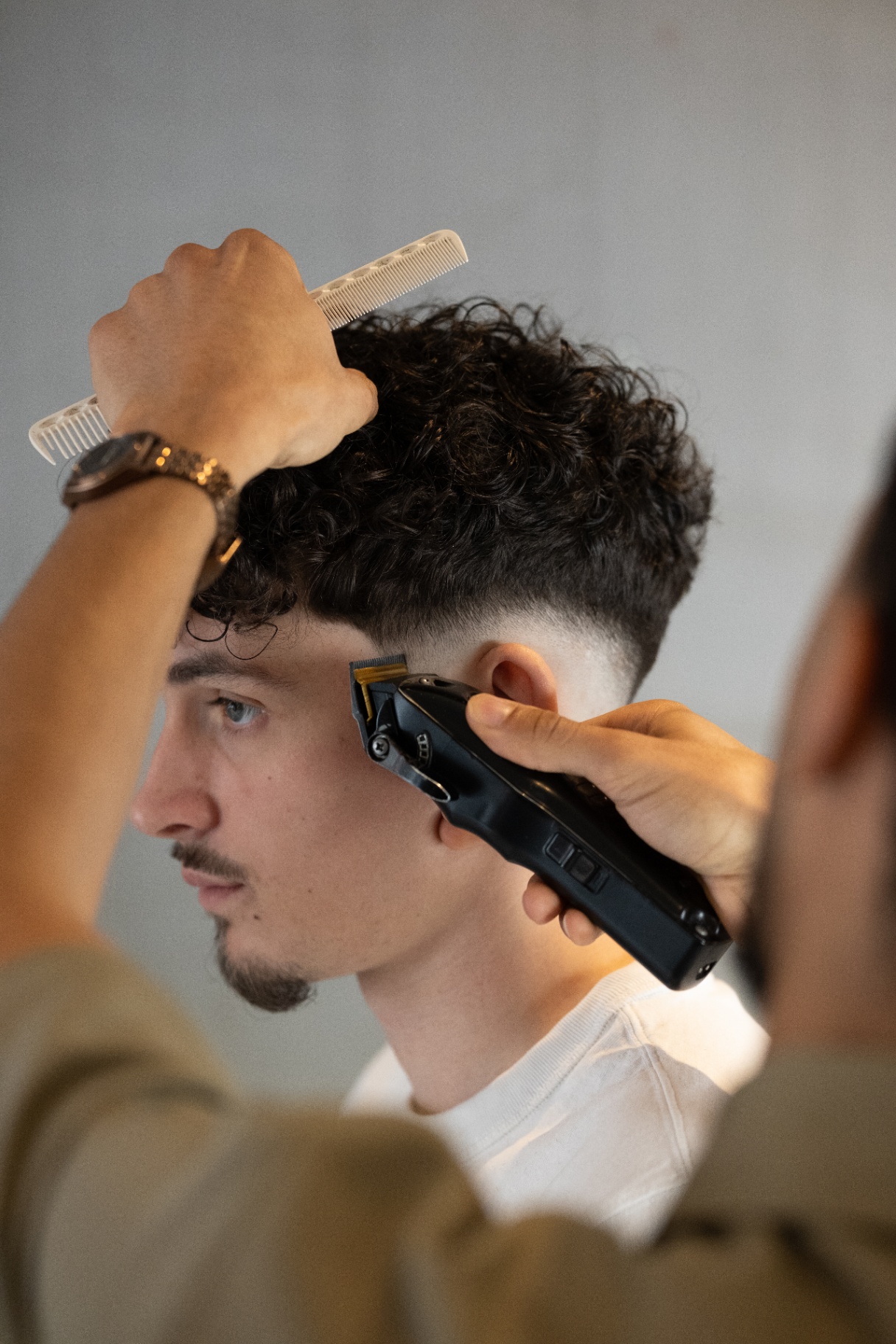 Fondu bas sur cheveux bouclés