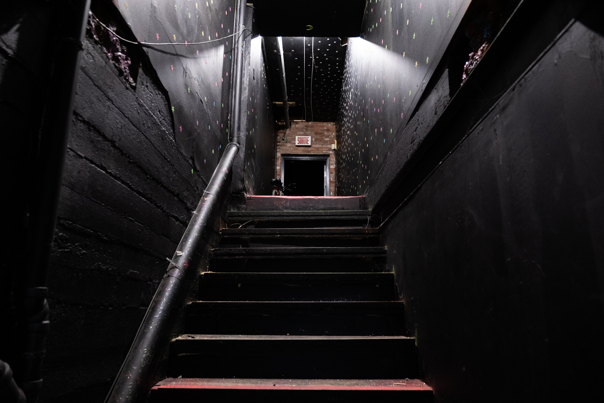 Cage d'escalier étoilée menant au sous-sol