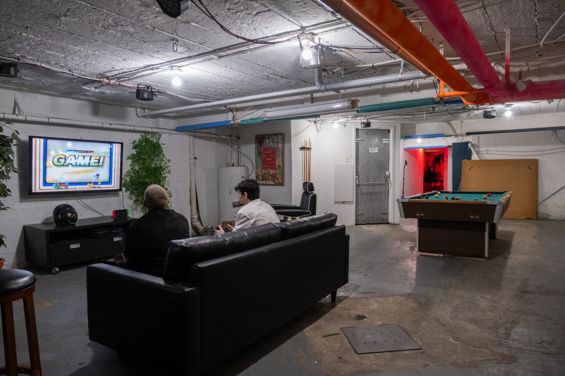 The Party Room, vue d'ensemble avec sofa et table de pool