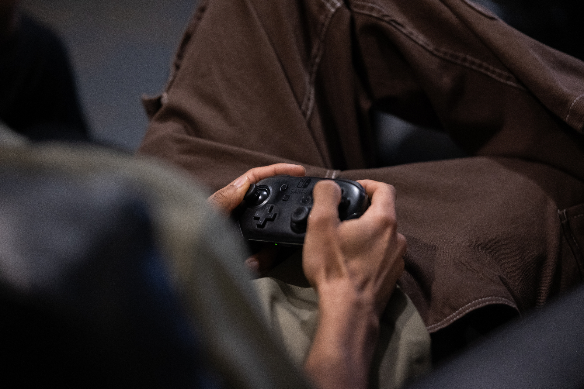 Manette Nintendo Switch Pro en main